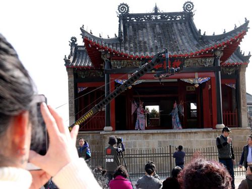 孤山镇拍摄杏花节旅游宣传片