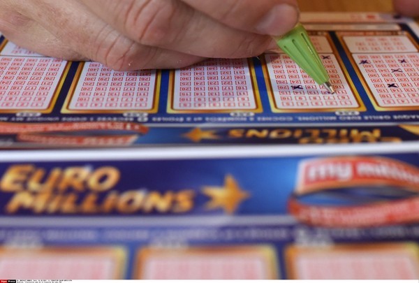 英国男子找出一张旧彩票 才发现中大奖了