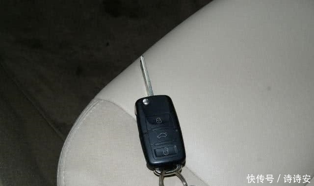 车钥匙落车里,只会砸玻璃?老司机笑了,没见过这么笨的 fg电子和mg电子平台秤