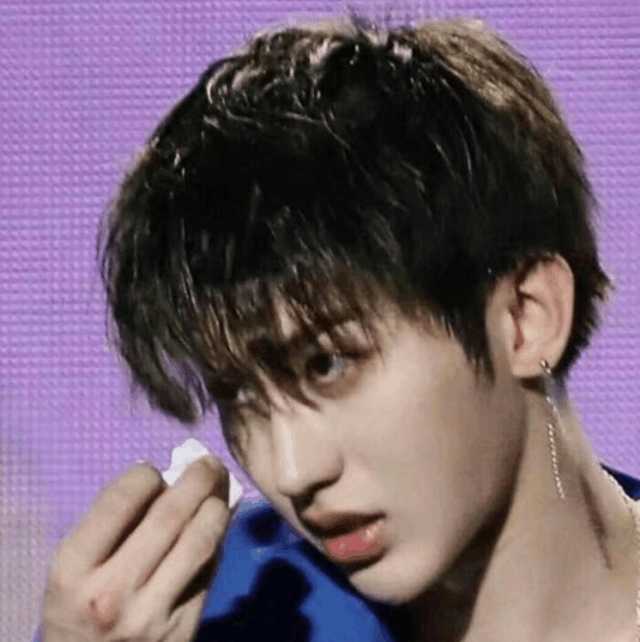 出道仅一月, 蔡徐坤就被激光笔射眼睛, 表演到一