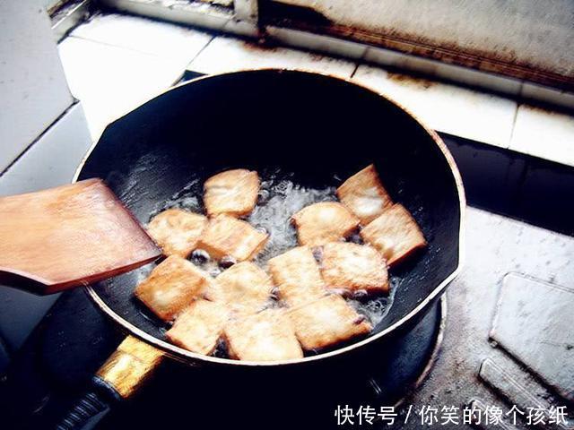 怎么炸豆腐不粘锅不碎 t01cca297a7fa441f2f.jpg