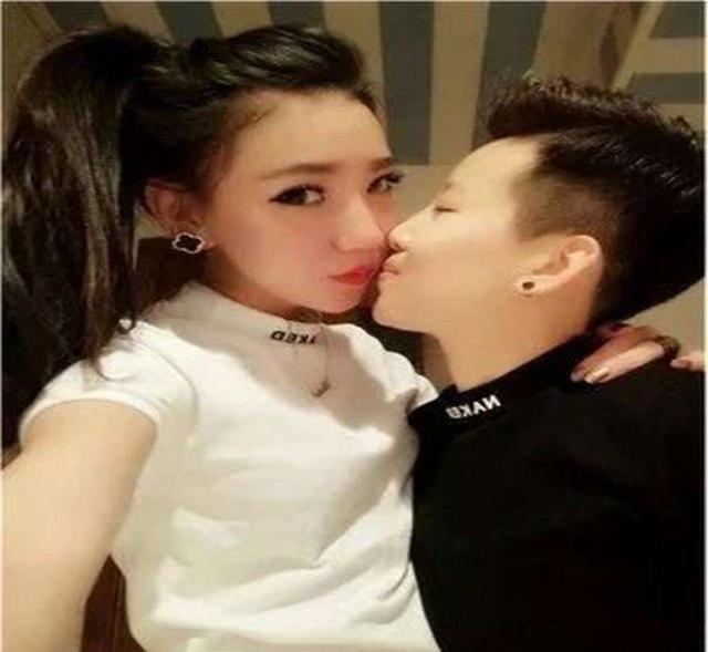 17岁小情侣想打掉腹中胎儿,医生掀开衣服却说:叫你父母来