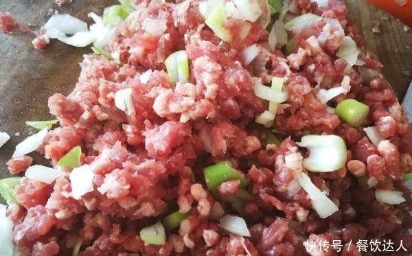 调肉馅时,先加水还是先放油?总有人做错,难怪