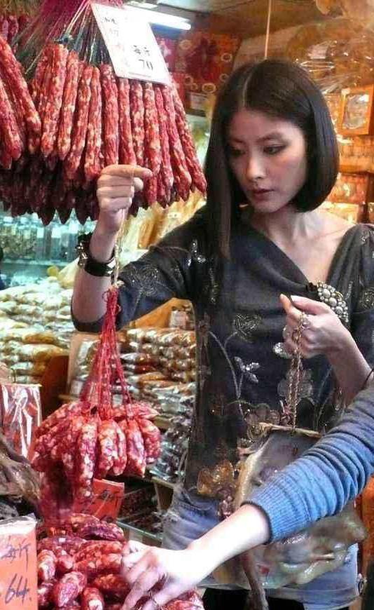 香港的明星 不值钱 ,现身街头无人搭理,网友可不