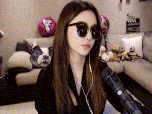 去的2016年是移动直播元年,作为最早发迹于pc端的yy,风头曾一度被