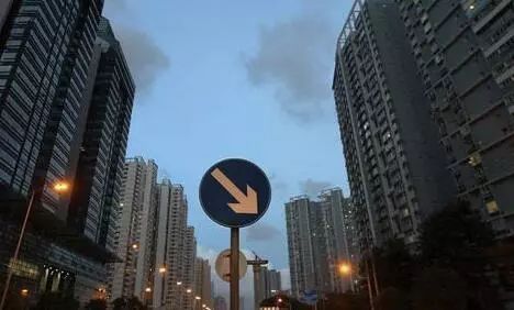 腰斩!房价暴跌近一半,不敢看了……|利锋聊宅