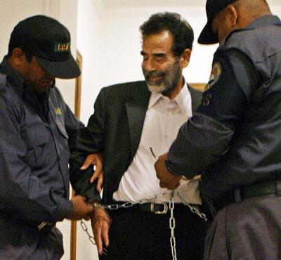 伊战回顾:萨达姆临刑时遭受了哪些羞辱,羞辱他的人后来怎样了?