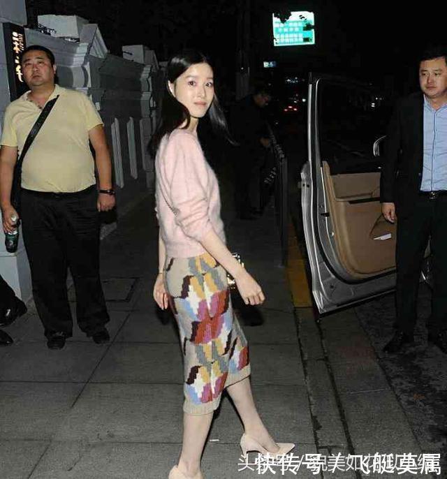 章泽天深夜外出,刚出门就遇到记者,素颜不惧镜