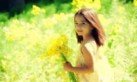 妈妈去世,四岁女孩总踢棺材,家人指责,她抬起脚