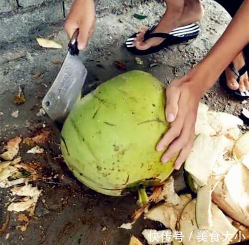 男子花了几块钱在街边买了个大椰子，回家切开后他却愣住了，你真