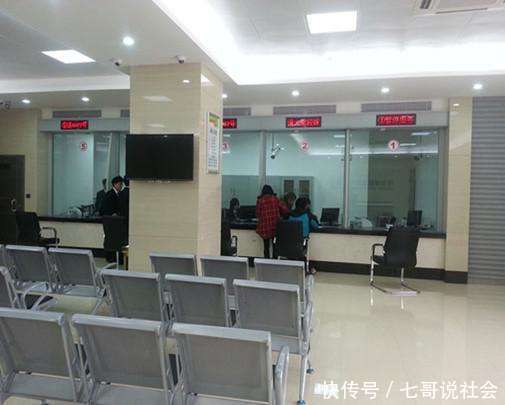 老太去银行换钱,工作人员感觉很可疑,报警后发