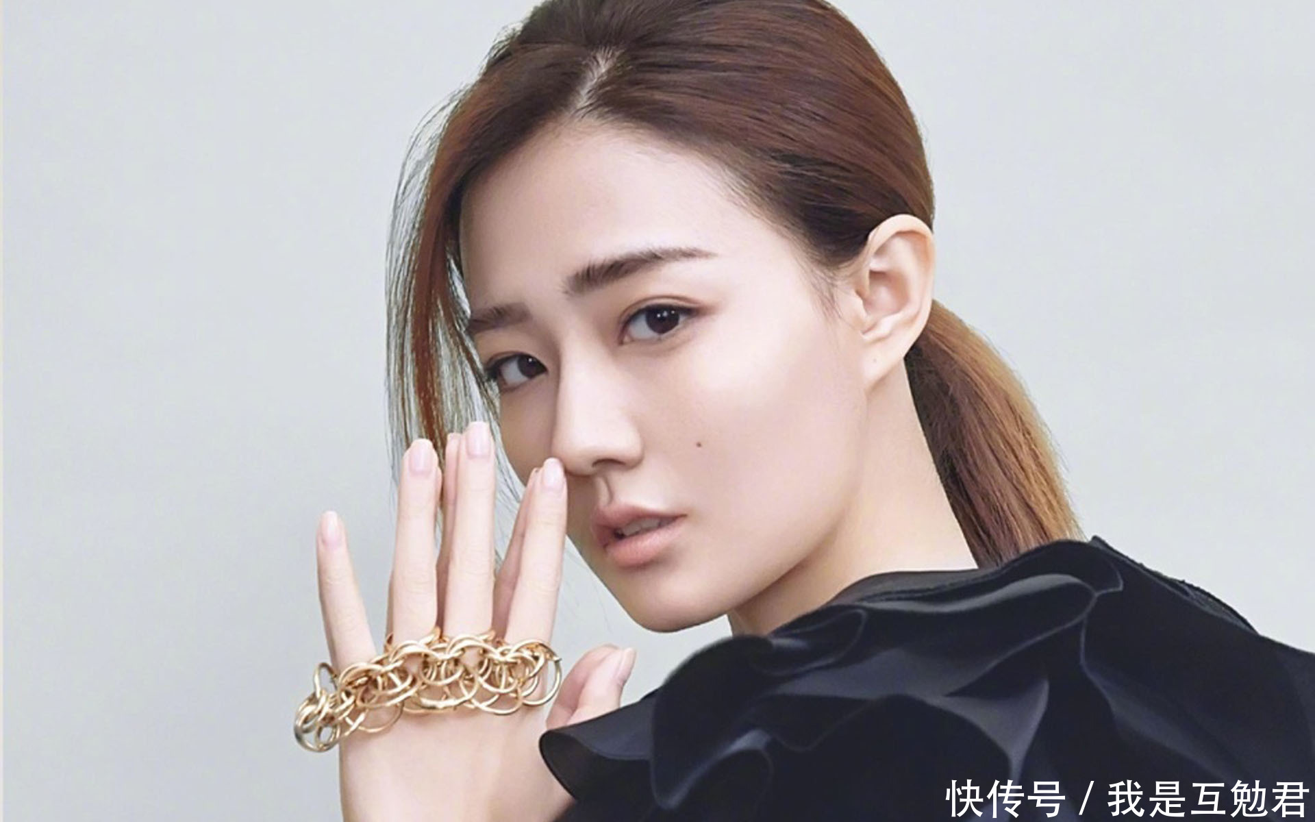 徐璐轻熟风时尚写真