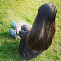 情侣<em>头像</em>女的是坐在草坪上的穿着红色衣服和牛