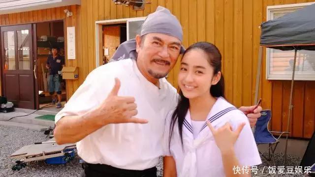 雄霸儿子颜值碾压当红小鲜肉,在节目中劈叉为