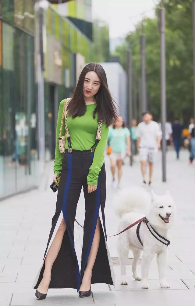 街拍:小姐姐一件白色单肩背心搭配低腰牛仔短裤,尽显时尚魅力插图(8) 街拍:小姐姐一件白色单肩背心搭配低腰牛仔短裤,尽显时尚魅力插图(8)