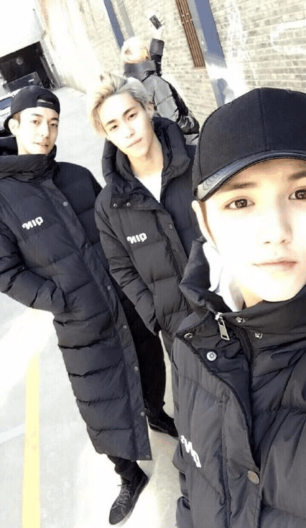 贫民窟男团 表面穿金戴银风光无限 背地里穷的