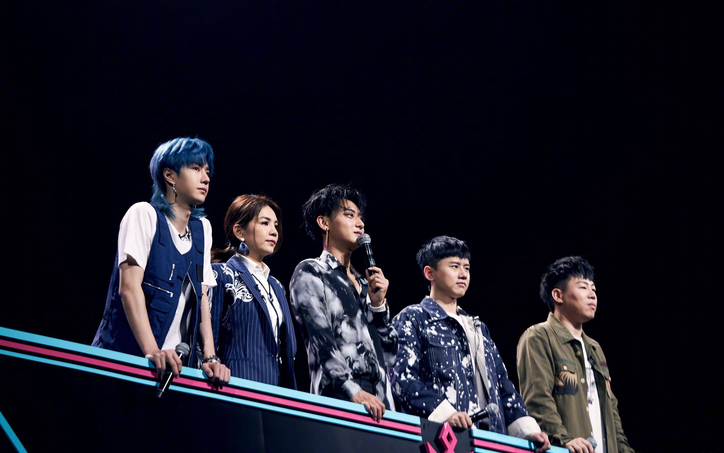 《创造101》“失踪人口”王一博上线 蓝发导师pick一下