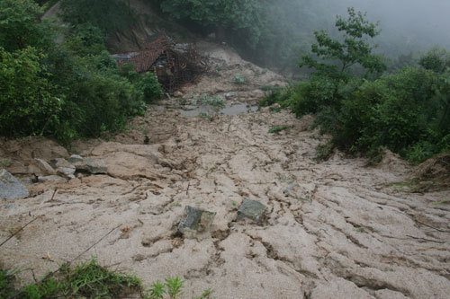 滑坡泥石流频发远离山谷和沟底