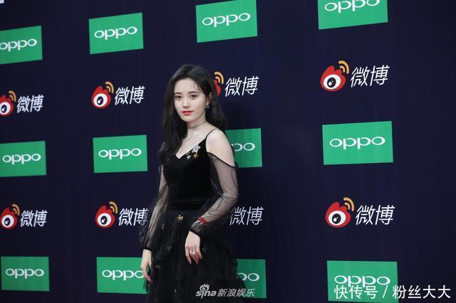 鞠婧祎斩斩获微博之夜大奖,然而对自己却不感