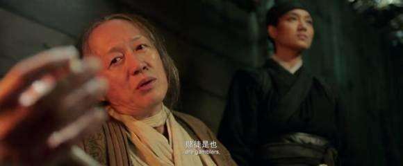 他气愤之余,竟一刀割掉胯下那玩艺儿,冒充本该进宫作太监的李进忠