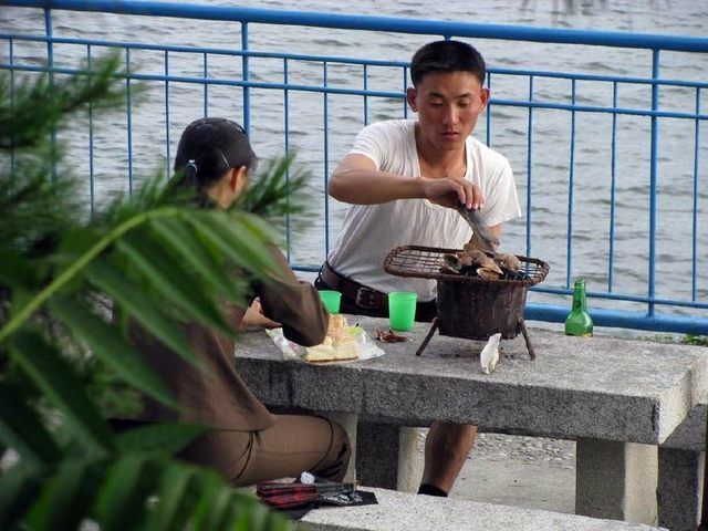 朝鲜图集：街拍朝鲜情侣约会，看朝鲜人怎么谈恋爱！