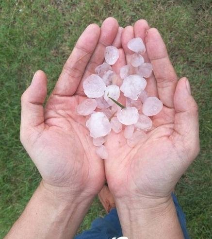 打雷了,下冰雹,风大雨大,广东刚入夏就降温了