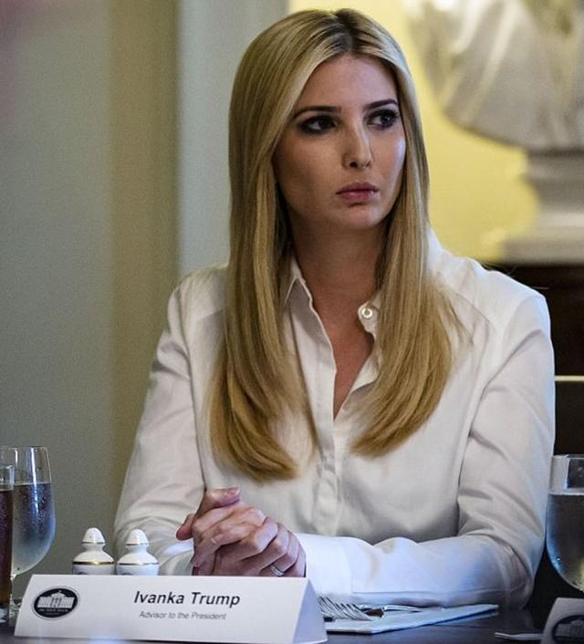伊万卡身穿职业套装出席白宫会议,表情阴沉似