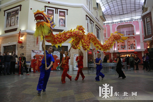 中俄城市携手喜迎中国\＂年\＂ 俄罗斯市民写\＂福\＂接财神