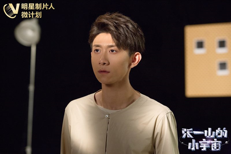 张一山于大宝上演足球对垒 传递出发者精神
