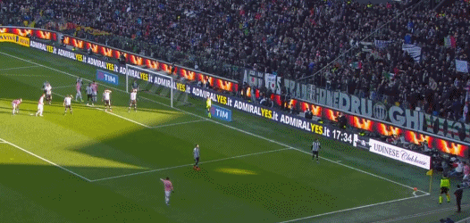 开场8分钟,尤文左侧开出角球,基耶利尼前点头球摆渡,曼朱基奇左脚