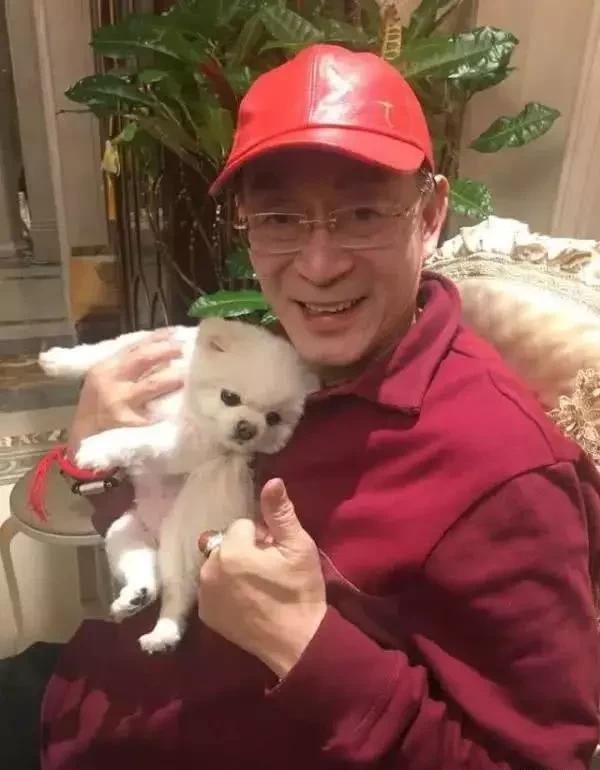 六小龄童与关晓彤爸爸是什么关系?年年除夕相