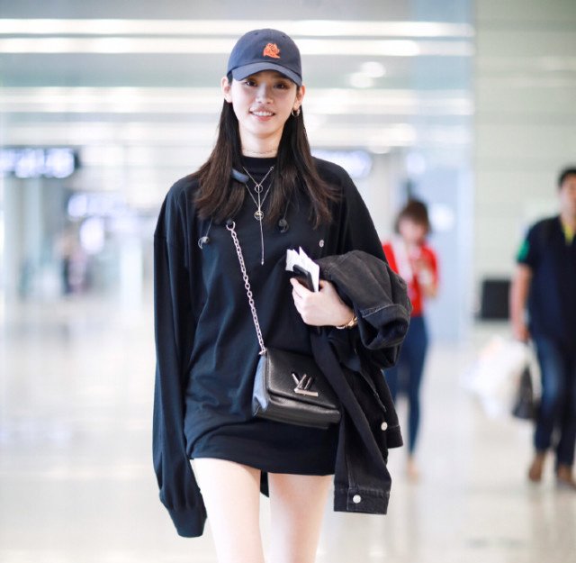 宋茜、奚梦瑶机场街拍,同样的全黑色搭配,谁搭