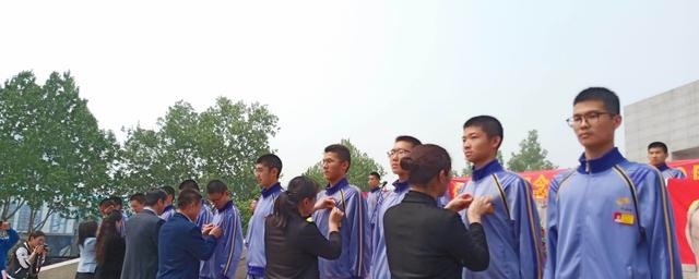 石家庄:纪念五四运动100周年 新团员集体入团