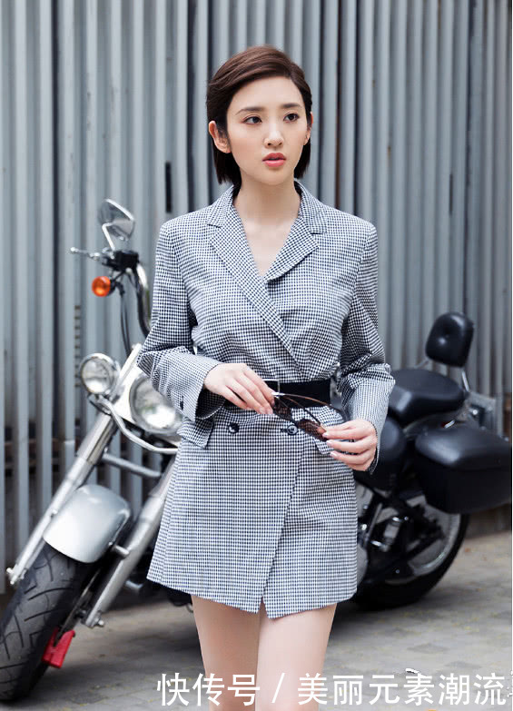 唐艺昕出席活动,深V领开到肚脐眼,张若昀看了