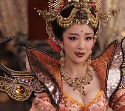 E奶女神不输张馨予,大方承认整容,如今撞脸秦