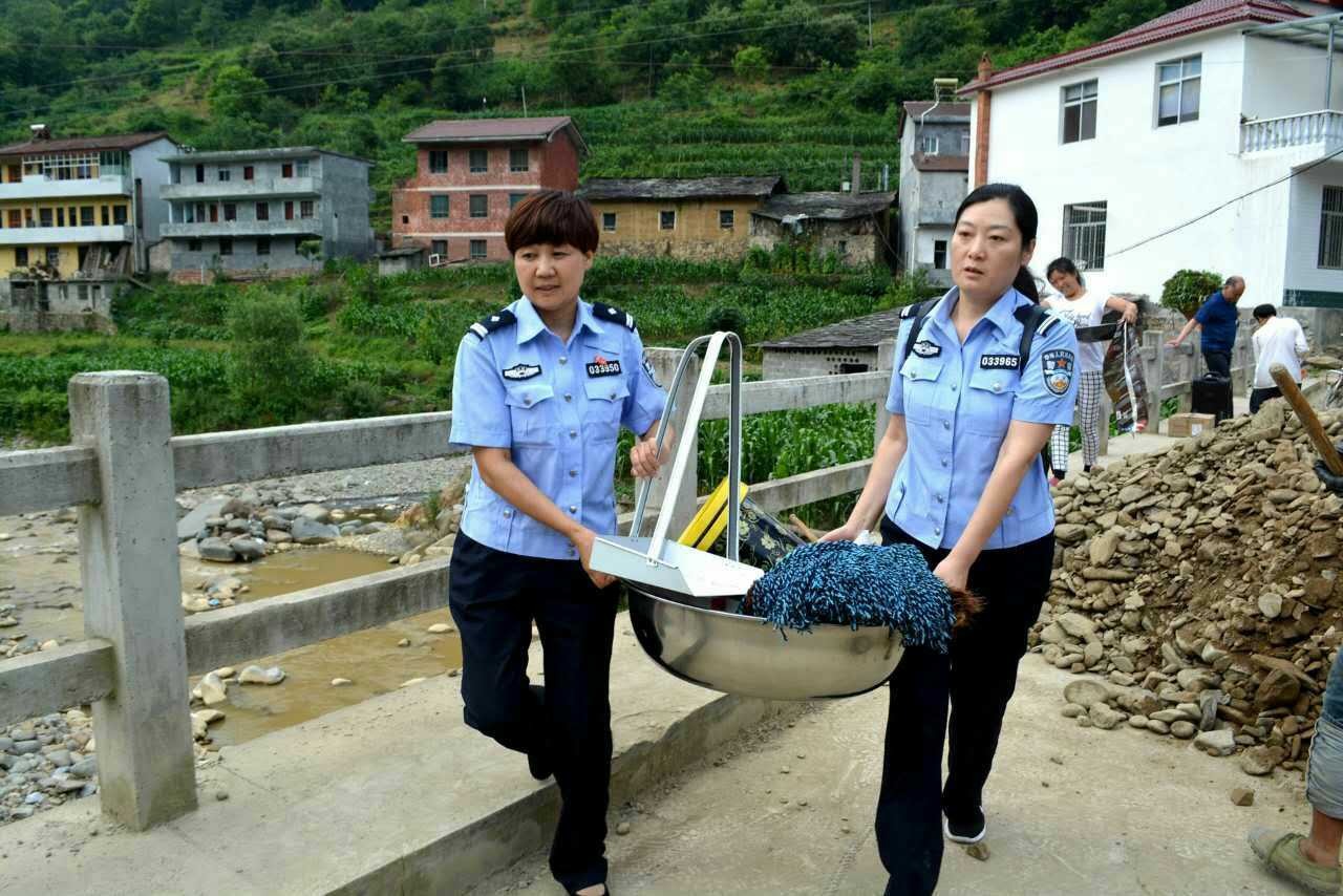 镇巴县碾子镇后河村:如期搬进新家园 贫困户主笑开颜