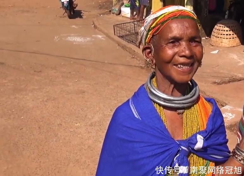 中国人到印度游玩,实拍印度东部的农村女人,看