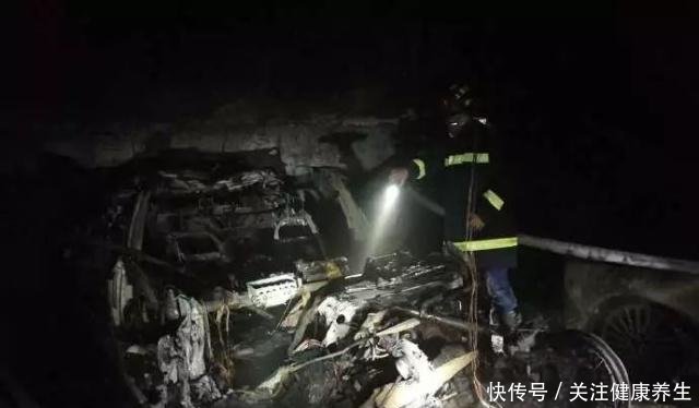 上海一辆特斯拉起火爆炸,数辆汽车被烧毁!