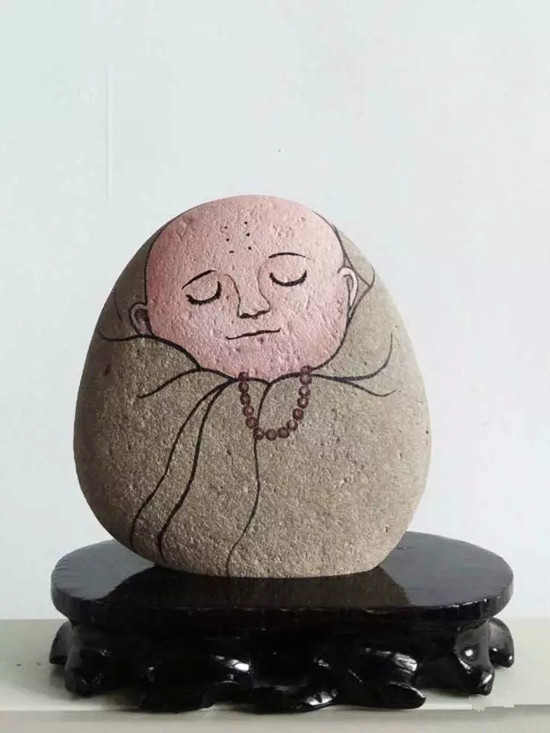 秦皇岛小学生绘制"石头画" 石头上的艺术真神奇!(图)