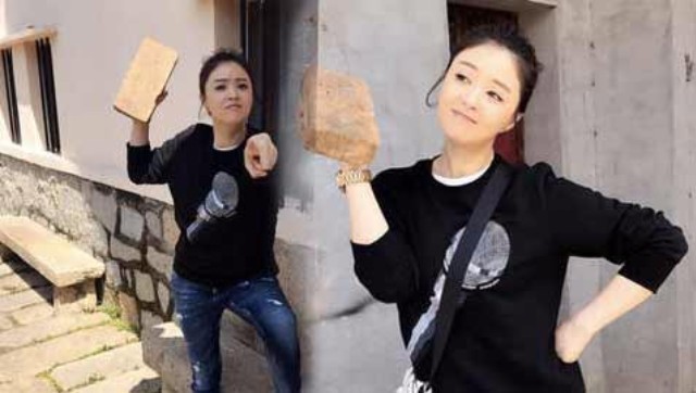 蒋欣街头拿板砖秒变"暴力"表情包