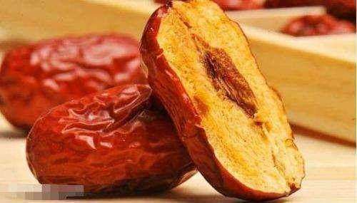 单吃红枣可以补血养颜 但如果跟它一起吃却对