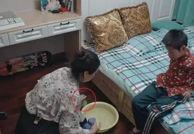 变形计城市妈妈给孩子洗脚,妈妈手上的物品,网