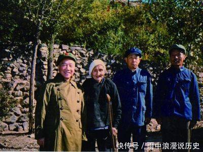 此人在1955年授衔时当众扯下肩章，到死下葬也不穿军装