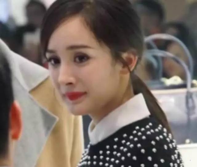 杨幂化妆师要炸了!玻尿唇,平行欧式双眼皮撞脸熊乃瑾,李小璐!