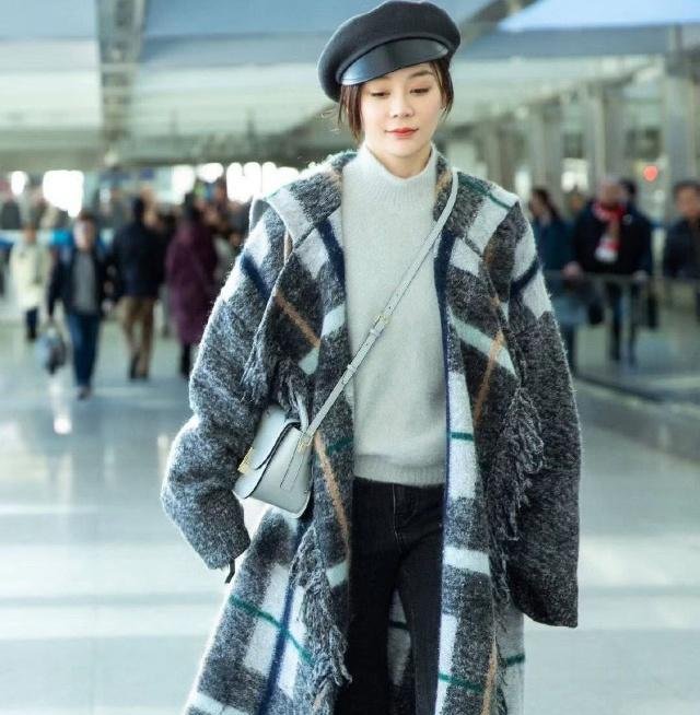 袁姗姗机场新造型真好看,格子大衣搭配报童帽