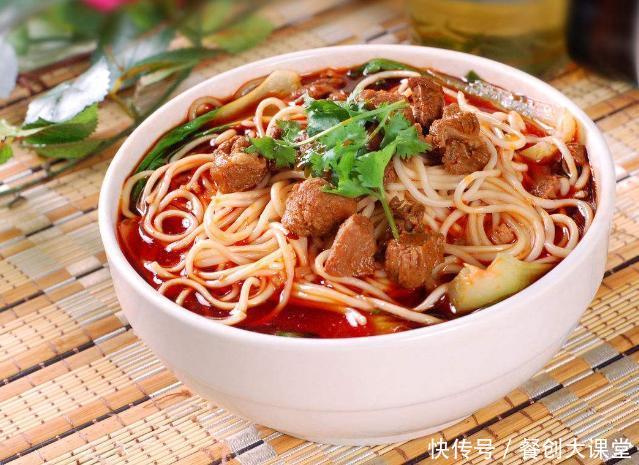 一碗香喷喷的牛肉面 秘密在于醇香的汤 看图就