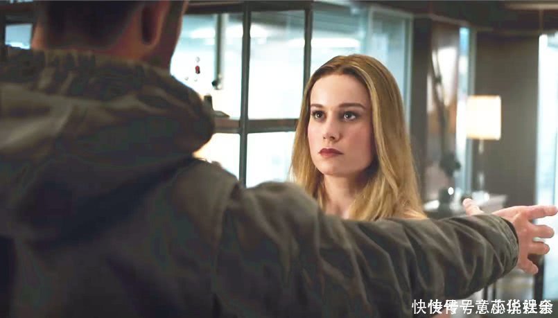 复联4里雷神一锤子飞来,惊奇队长面不改色,战