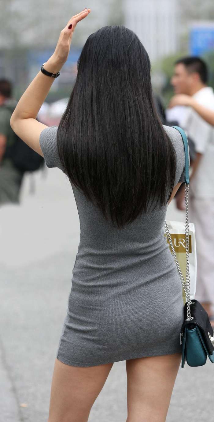 街拍:针织紧身包臀裙美女膝盖红了 心情不太好