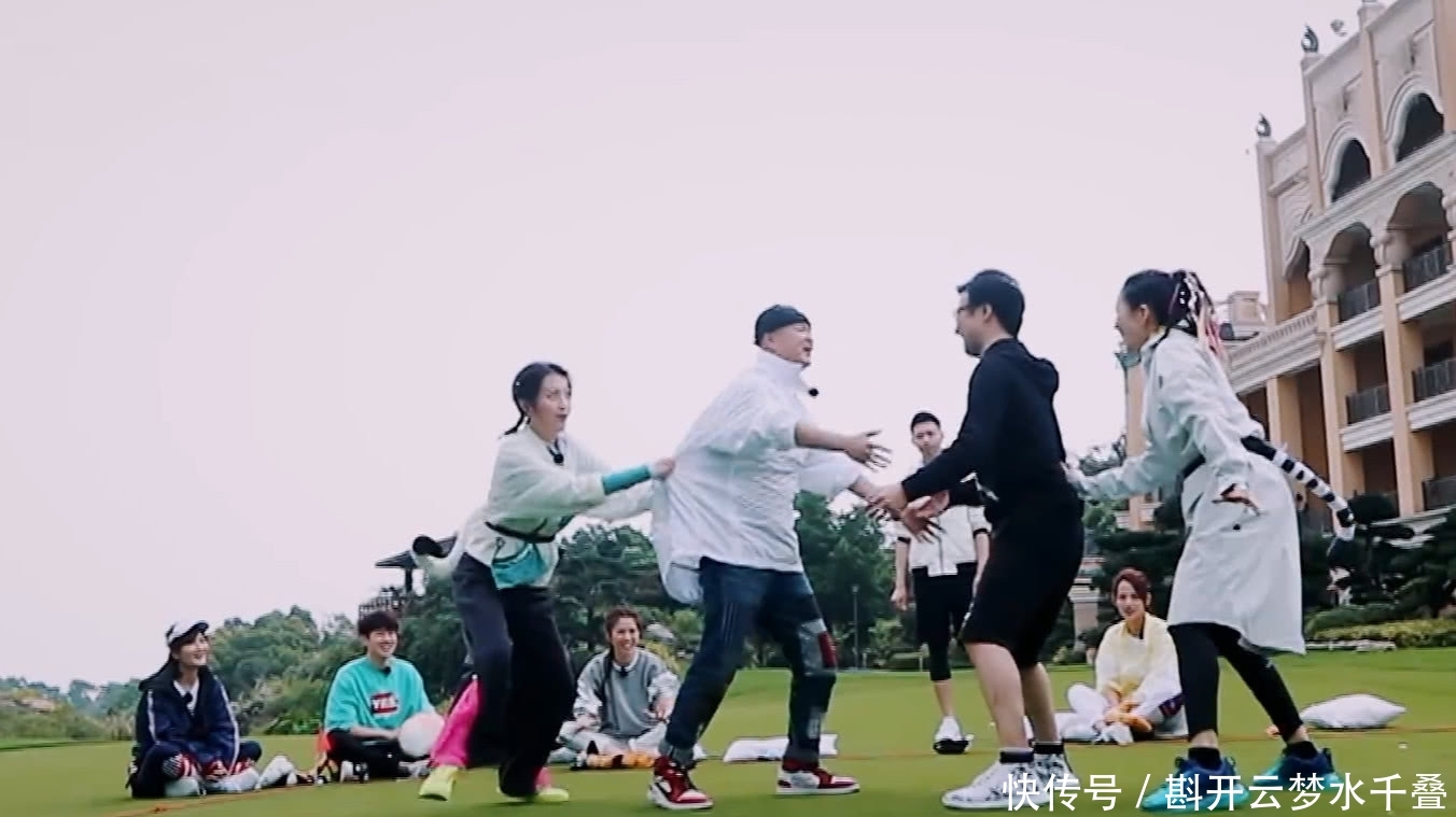 章子怡玩游戏环节不慎摔倒,有谁注意汪峰下意