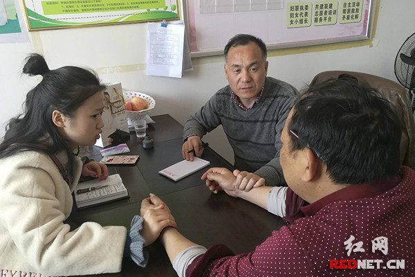 \＂最美女医学生\＂:湖南女大学生回乡为乡亲义诊